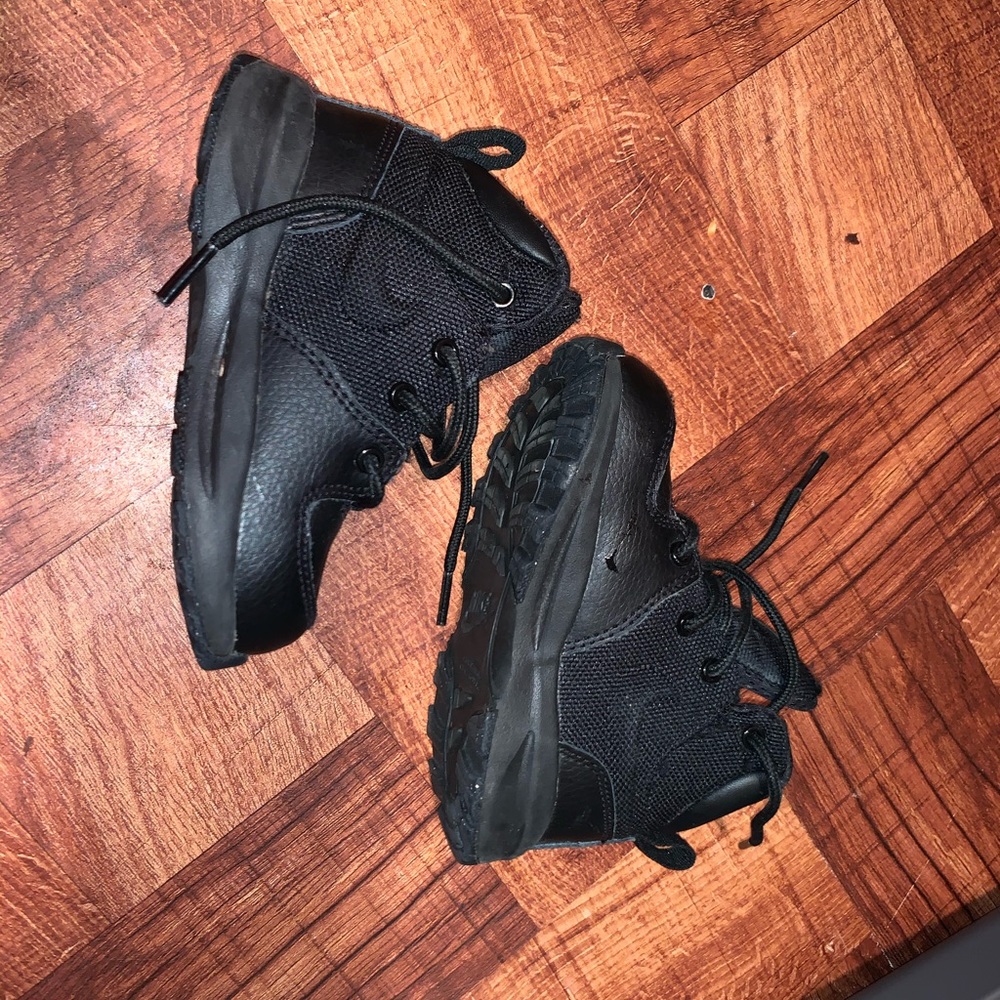 Nike sneaker size 7 toddler